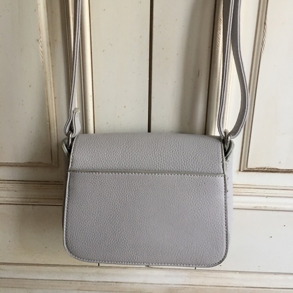 🩶 Lovely gently used grey & silver pebbled leather adjustable crossbody purse - Picture 10 of 16